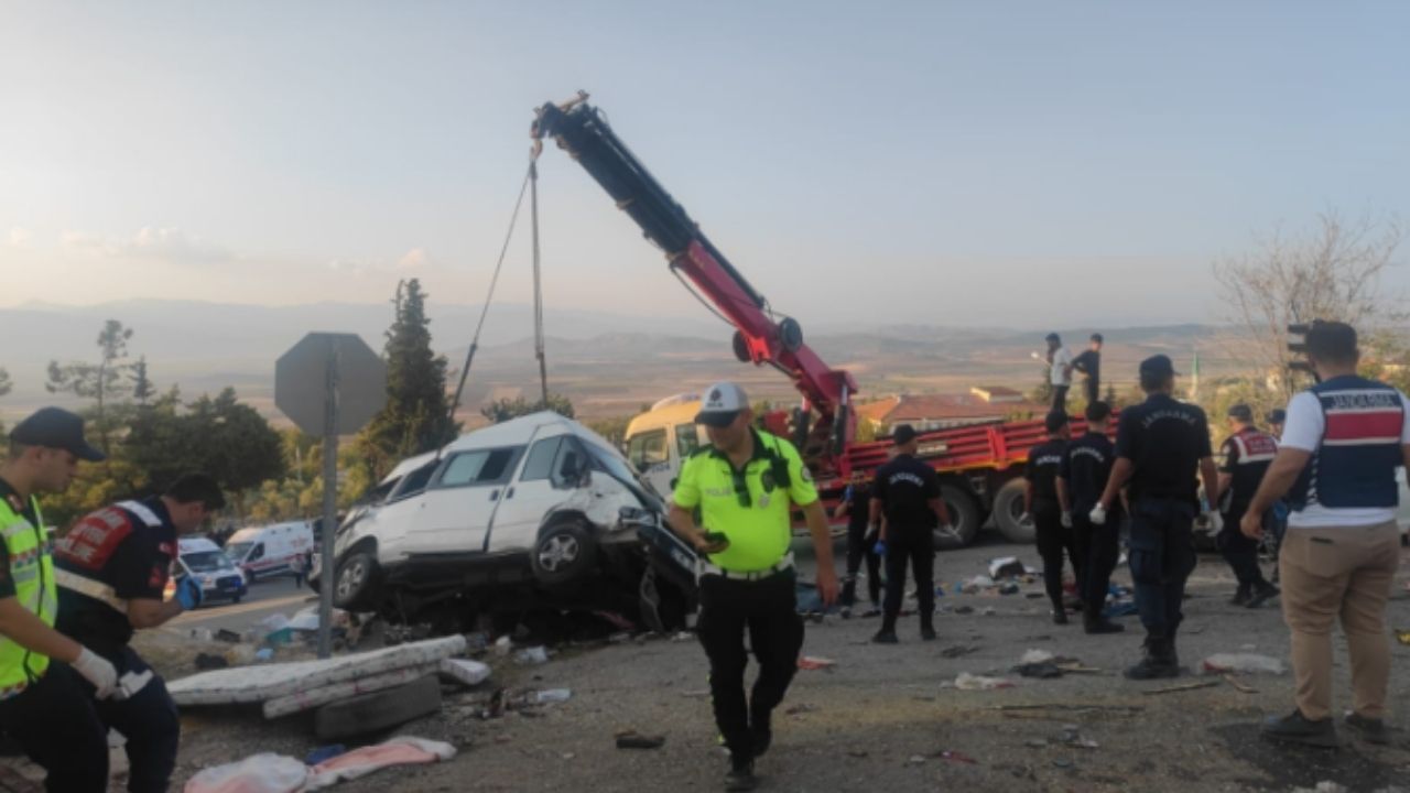 Son Dakika Gaziantep'te kamyon araçlara çarptı! 5 kişi hayatını kaybetti 17 yaralı