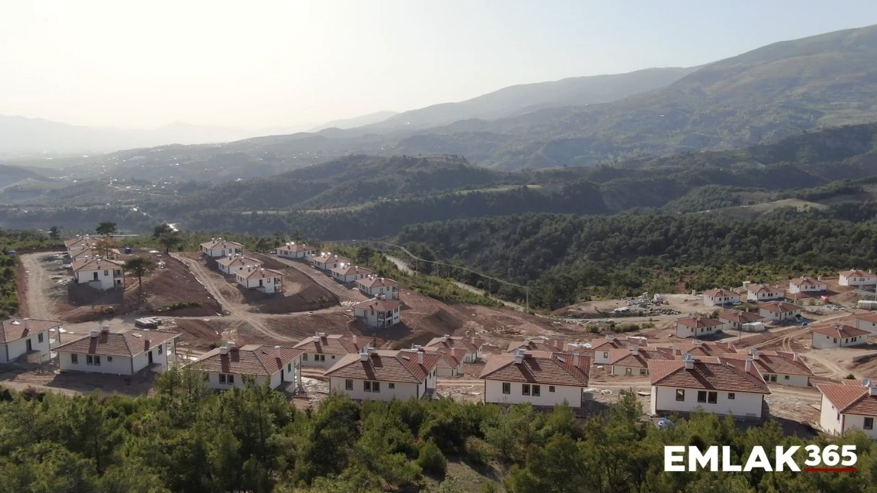 Deprem bölgesinde iki katlı köy evleri tamamlandı!