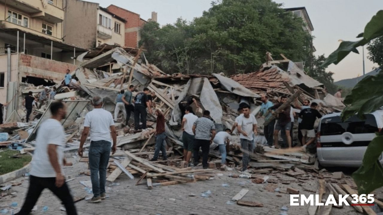 Balıkesir depreminin ardından Sındırgı ilçesinde binalar yıkıldı!