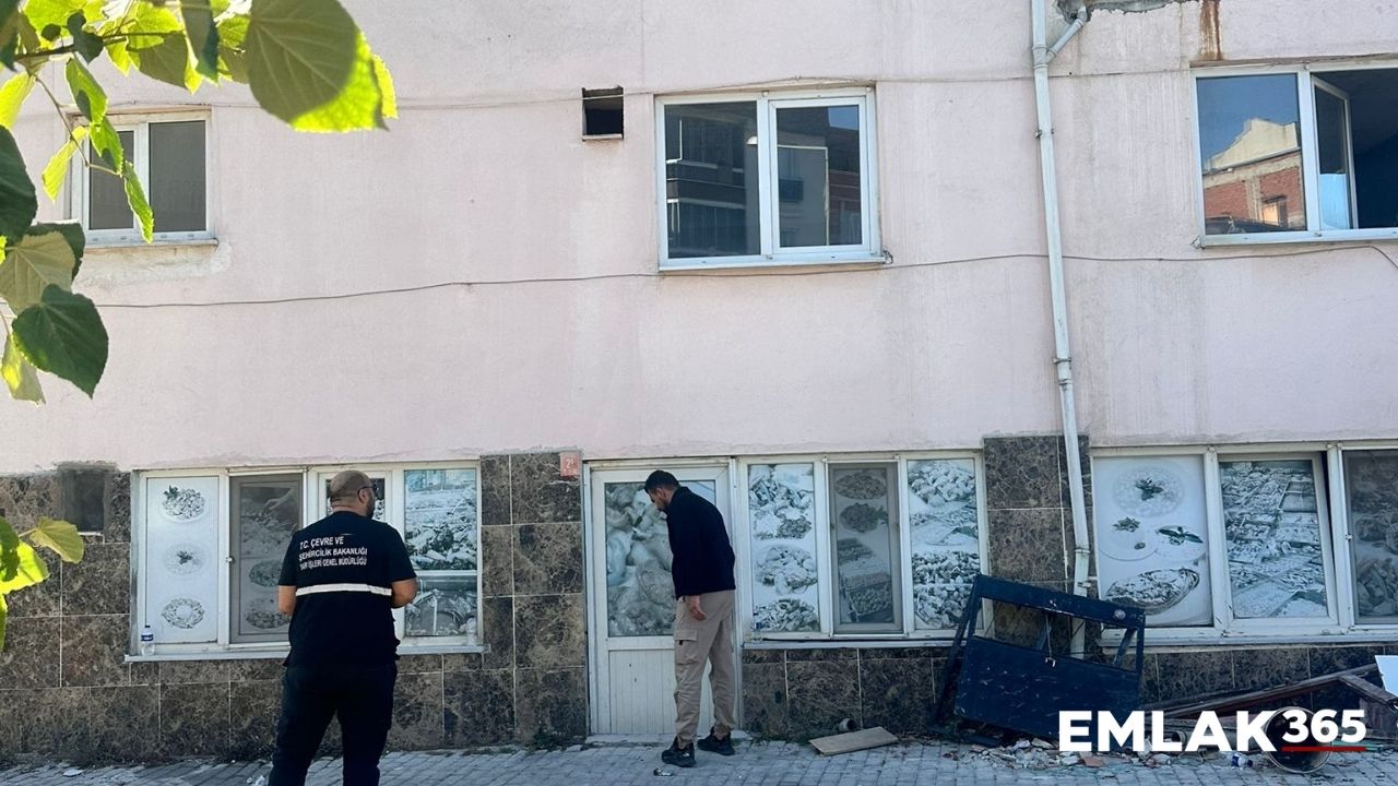 Balıkesir Sındırgı'da 1 bina yıkıldığı, 13 binanın ağır, 61 yapı az hasarlı olduğu tespit edildi!