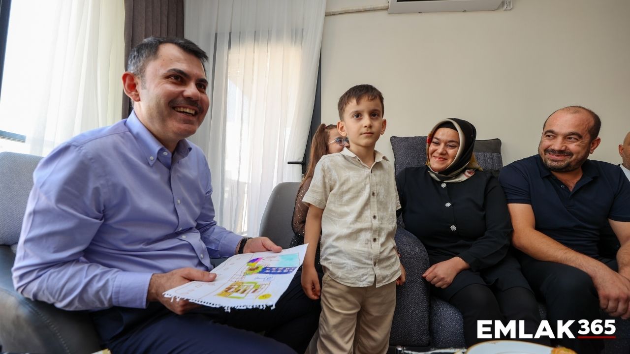 Bakan Kurum'dan depremzede aileye ev ziyareti!