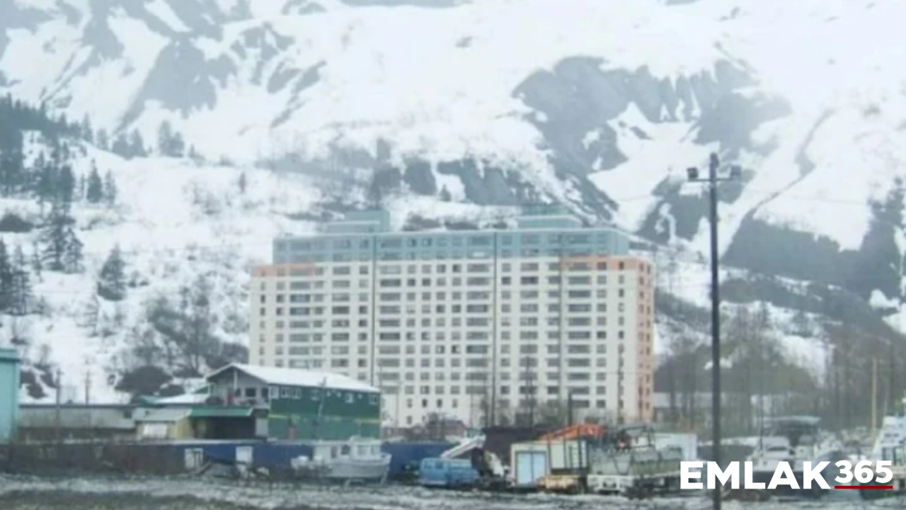 Tüm şehir 192 daireli tek bir apartmanda yaşıyor