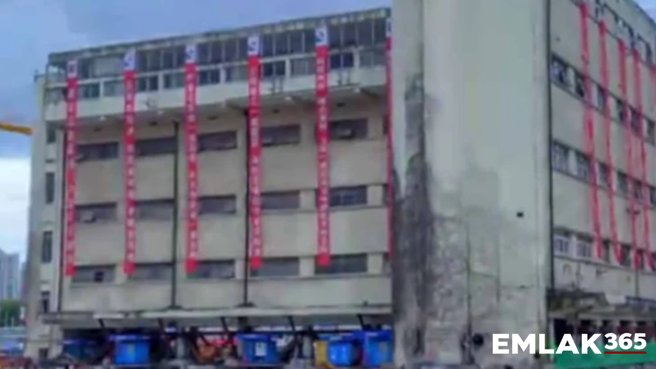 5 katlı bina şehrin ortasında yürüyerek yer değiştirdi