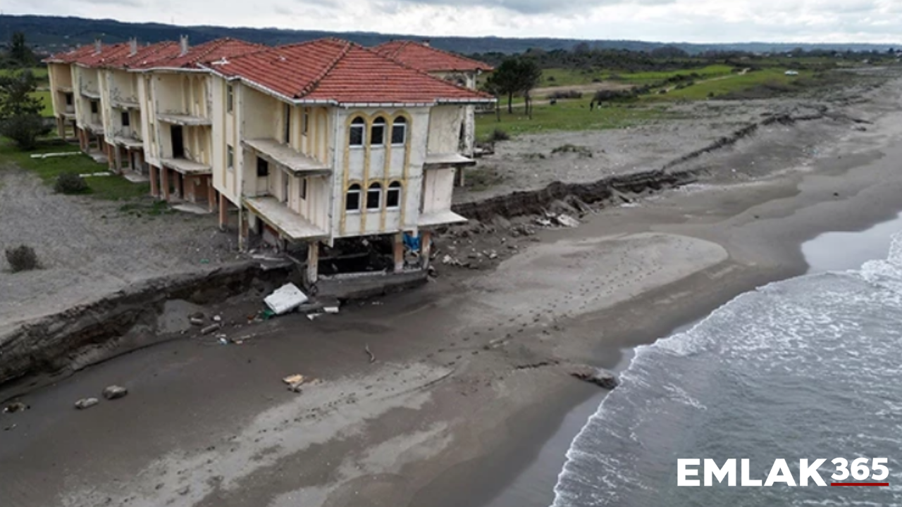 Karasu'da deniz villaları yuttu: 100 metre içeri girdi!