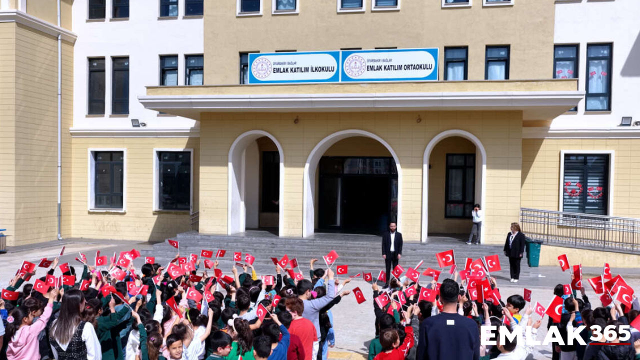 Diyabakır'daki Emlak Konut İlkokulu'nda ilk 23 Nisan coşkusu yaşandı