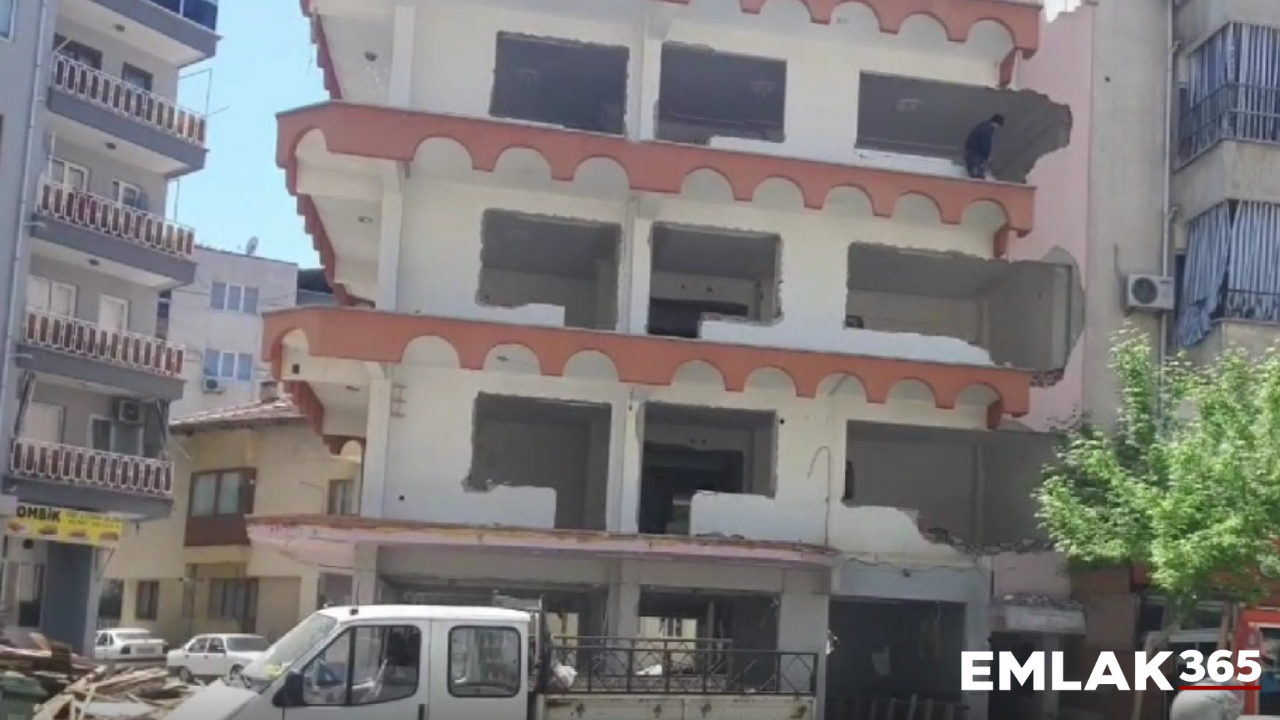 Denizli'de önlem alınmadan yıkılan bina tehlike saçtı