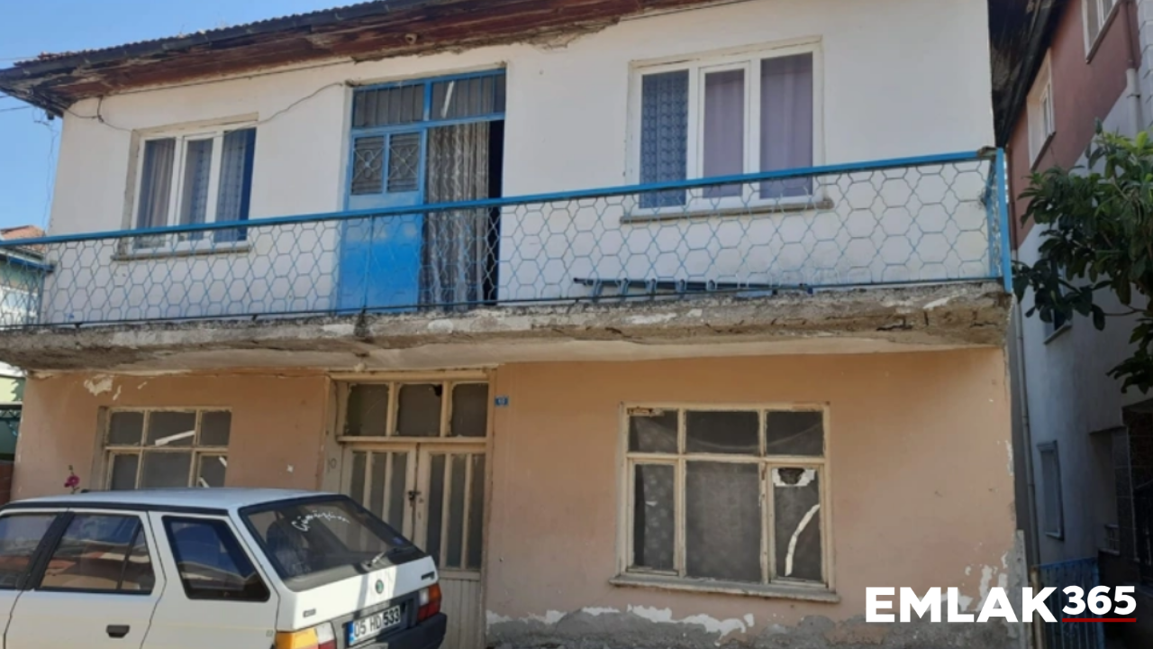 90 yaşındaki annesini evinden tahliye ettirmek için icraya başvurdu