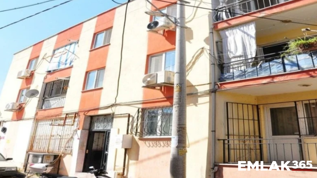 Manisa’da apartman sakinlerinin 10 yıllık koku çilesi: Evlerinin kapısını açamıyorlar