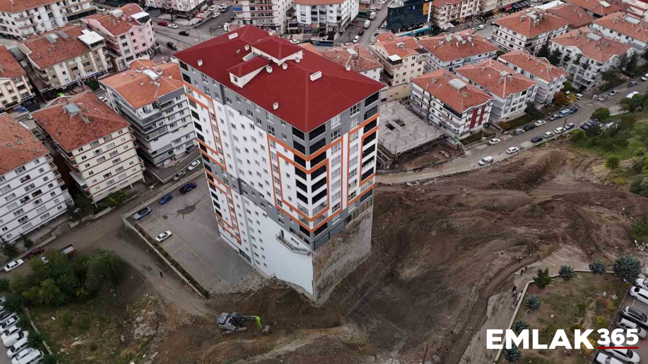 Ankara Mamak’ta 17 katlı apartmanın istinat duvarı yıkıldı, temeli ortaya çıktı