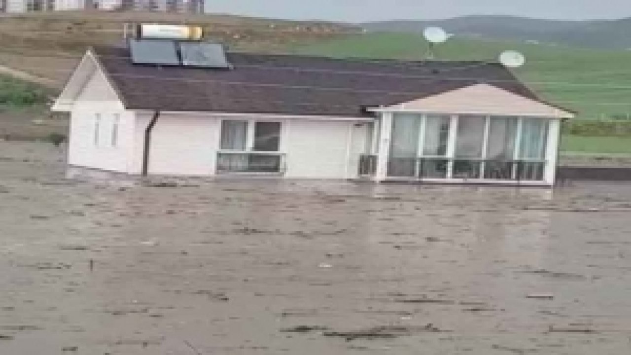 Ankara Karacakaya Mahallesi Mebuskent Yolunda Yağış Sonrası Evler Sular Altında Kaldı