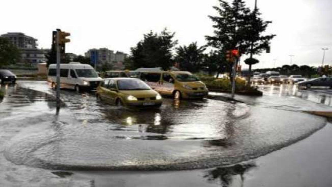 Son 32 Yılın En Şiddetli Yağmuru İstanbul'u Felç Etti