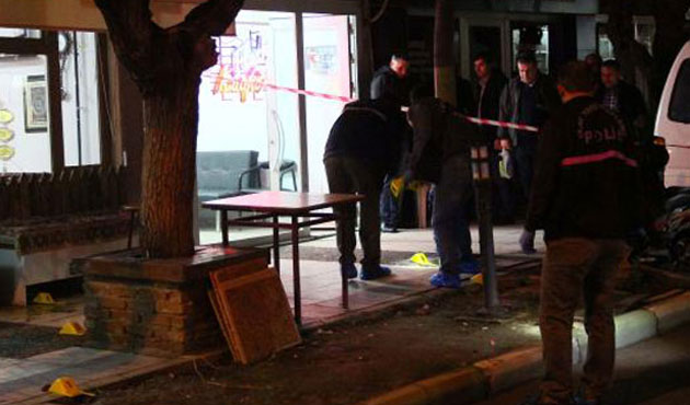İstanbul'da Kahvehaneyi Taradılar: Yaralılar Var