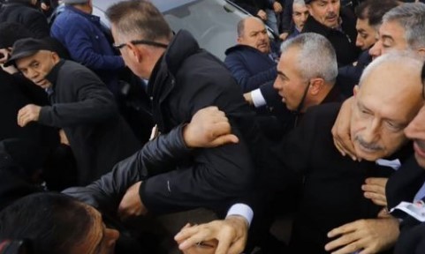 Son Dakika! CHP Lideri Kemal Kılıçdaroğlu'na Şehit Cenazesinde Saldırı Anı