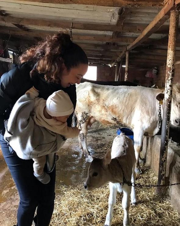 Azra Akın Eşi ve Oğlu İle Çiftlik Evinde Yaşıyor