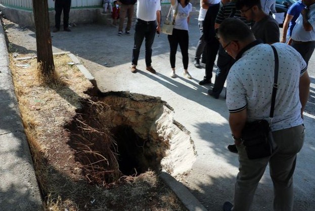 Son Dakika! Gaziantep Çağlayan Mahallesi Pazar Yerinde Obruk Oluştu