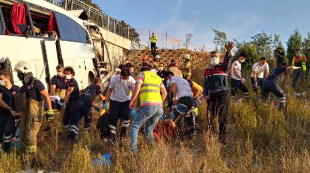 SON DAKİKA.. İstanbul'da Yoldan Çıkan Otobüs Kaza Yaptı! Ölü ve Yaralılar Var