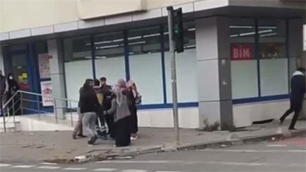 Balkondan Halı Silkelemek Yasak Mı? Halı Çırpan Komşu Mahalleyi Karıştırdı, 3 Kişi Yaralandı