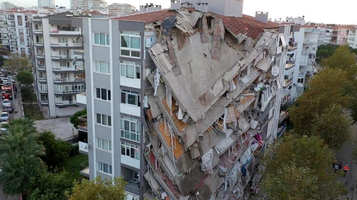 İzmirli Depremzedeler TOKİ'ye Tepki Gösterdi! Evlerin Kusurlu Çıktığı İddia Edildi