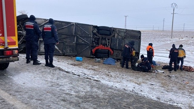 Son Dakika! Konya Aksaray Yolunda Katliam Gibi Otobüs Kazası Ölü ve Yaralılar Var