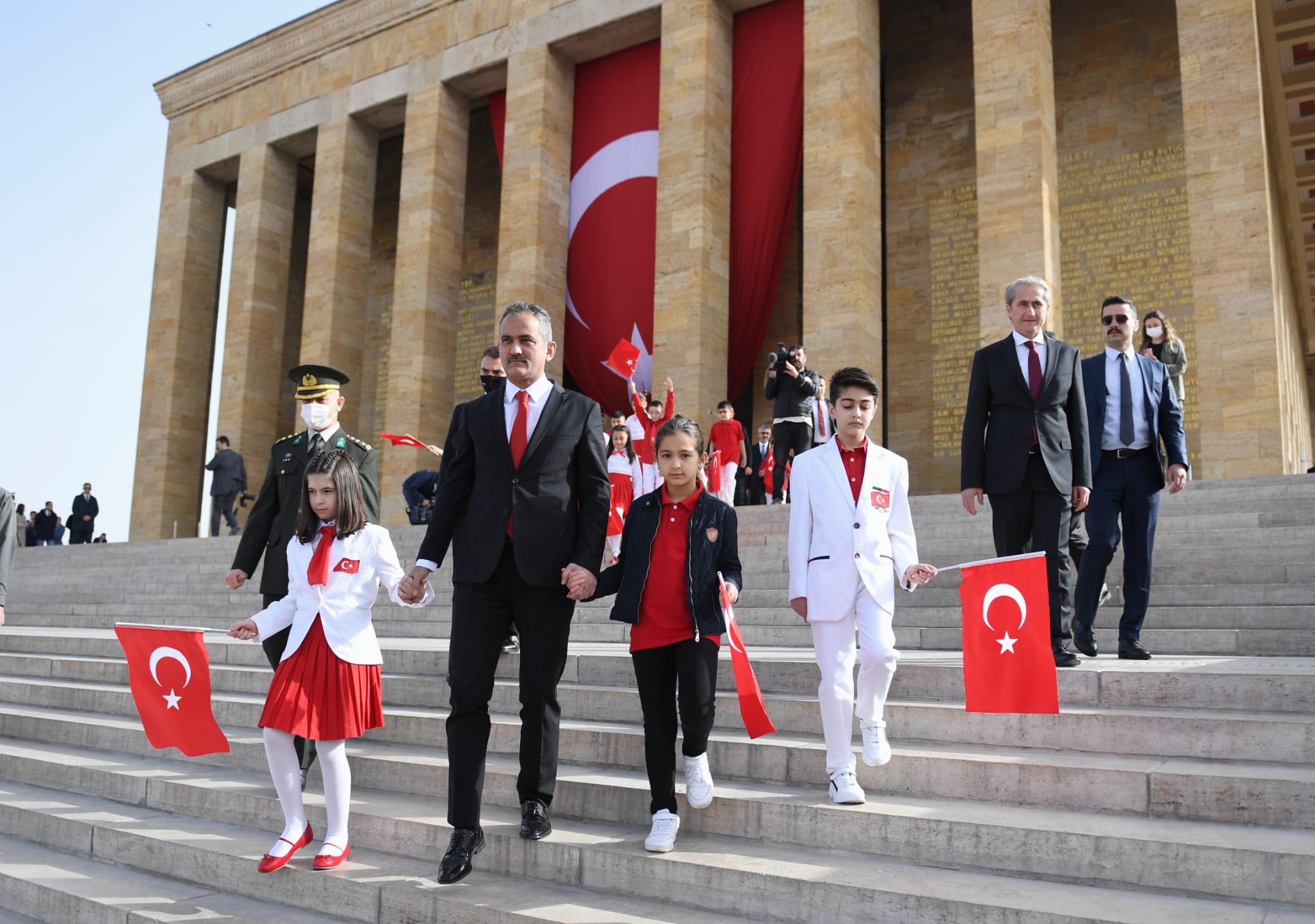 Bakan Özer'den 23  Nisan Ulusal Egemenlik ve Çocuk Bayramı Mesajı