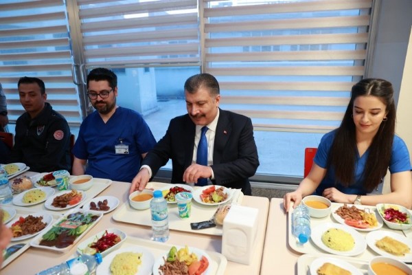 Bakan Koca, Bilim Kurulu'ndan Çıkacak Maske Kararının Sinyalini Verdi