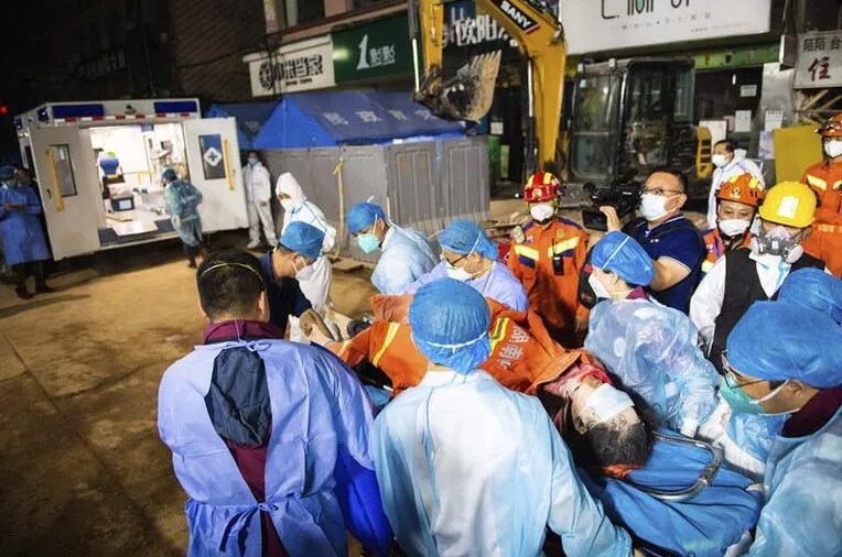 Çin'de Çöken Binadan 132 Saat Sonra Sağ Olarak Çıktı