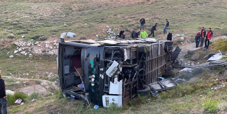 3 Ölü, 41 Yaralı! Niğde'de Korkunç Kaza Üniversite Öğrencilerini Taşıyan Otobüs Devrildi