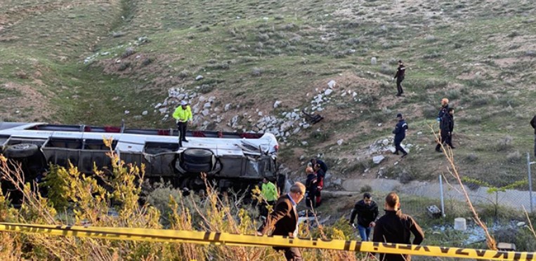 3 Ölü, 41 Yaralı! Niğde'de Korkunç Kaza Üniversite Öğrencilerini Taşıyan Otobüs Devrildi