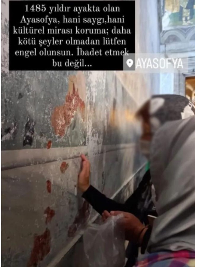 Ayasofya'da Pes Dedirten Görüntüler! Duvarları Kazıyıp Eve Götürüyorlar