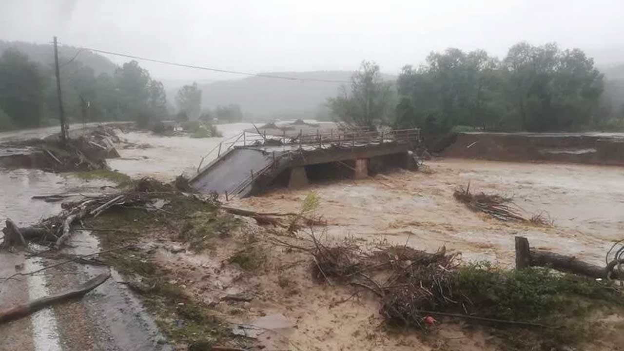 Bartın Irmağı'nın Yükselmesi Sonucu 4 Katlı Ev Yıkıldı, 10 Ev Tahliye Edildi