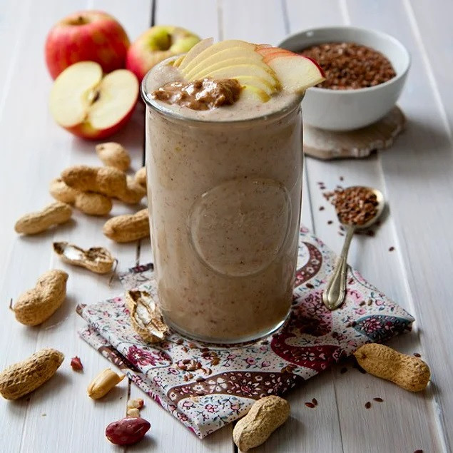 10 dakikada hazırlanabilecek sağlıklı atıştırmalık! Fıstık Ezmeli Bowl ve Smoothie tarifi