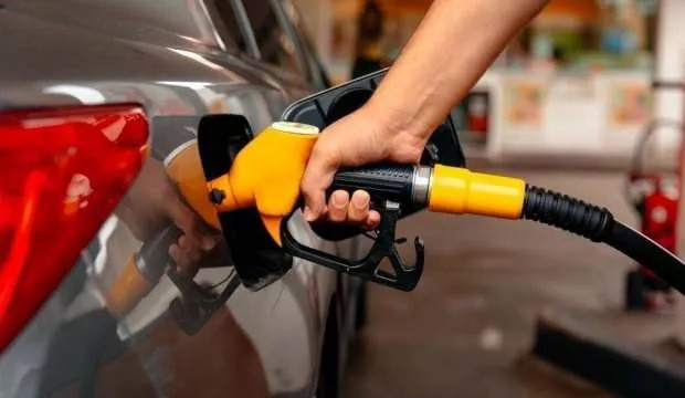 Benzine indirim geliyor! Bu geceden itibaren benzin fiyatı 20 liraya kadar düşecek!