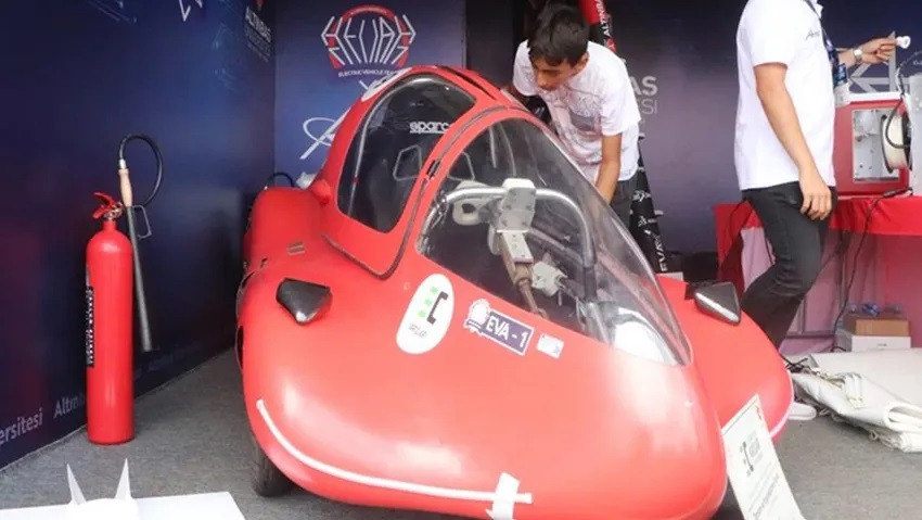 TEKNOFEST Karadeniz’de 5 lira ile 200 km gidebilen elektrikli araç piste çıktı! Projenin sahiplerine ödüller yağdı!