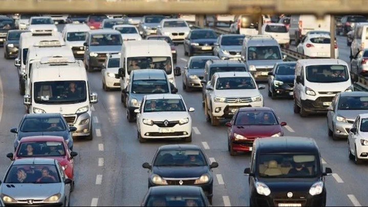 Arabası olup yaptırmayanlara 2 bin TL para cezası kesilmeye başlandı! Plaka okuma sistemi EGEDES devreye girdi, trafikte yakalanan yanacak