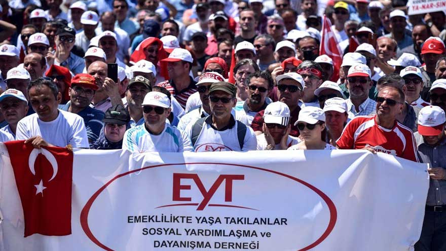 Bakanın o cümlesi ipucunu verdi Sosyal Güvenlik Uzmanı Erdursun şifreyi çözdü EYT de yeni yaş şartı kadınlarda 48 erkeklerde 50 mi olacak?