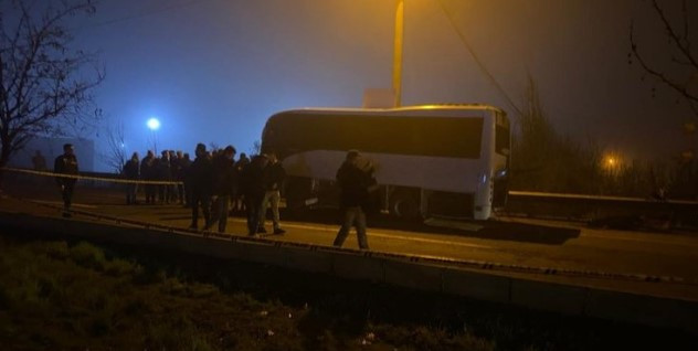 Son Dakika! Diyarbakır Çarıklı Mahallesi Mardin Yolu üzerinde polis aracına bombalı saldırı