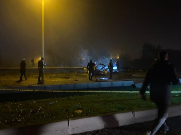 Son Dakika! Diyarbakır Çarıklı Mahallesi Mardin Yolu üzerinde polis aracına bombalı saldırı