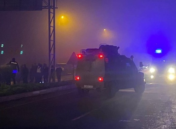 Son Dakika! Diyarbakır Çarıklı Mahallesi Mardin Yolu üzerinde polis aracına bombalı saldırı