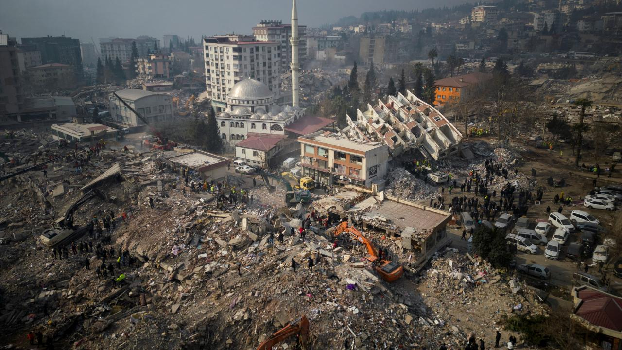 2011'den sonra yaptığı tüm binalar yerle bir oldu!