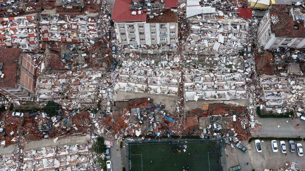 Hataysporlu Atsu'nun enkazda ayakkabısına ulaşıldı!