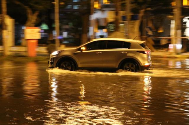 Önce deprem şimdi su baskını! İslahiye'de deprem sonrası yollar su altında kaldı!