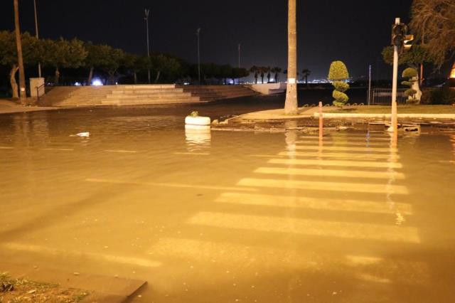 Önce deprem şimdi su baskını! İslahiye'de deprem sonrası yollar su altında kaldı!