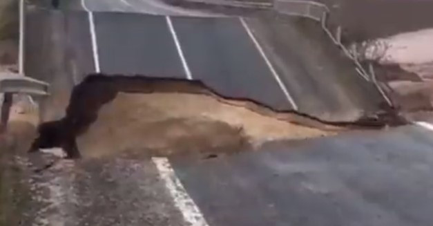 Şanlıurfa'da sel felaketinde Hilvan Bozova yolu çöktü köprü yıkıldı