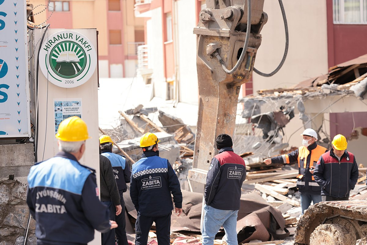 Hiranur Vakfı'nın Sancaktepe binasının kaçak bölümünü İBB dozerle yıkmaya başladı!